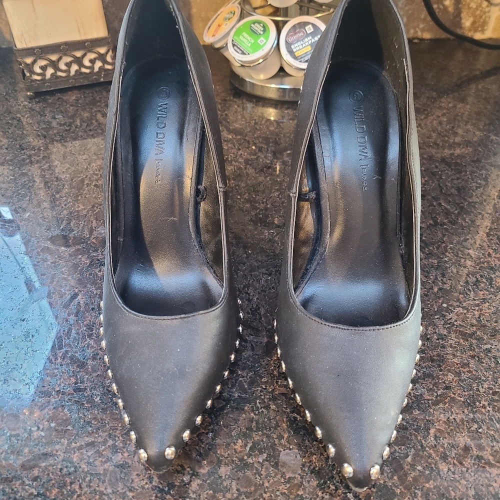 **BRAND NEW WILD DIVA SIZE 9 BLACK PUMPS WITH SILVER STUDDING**